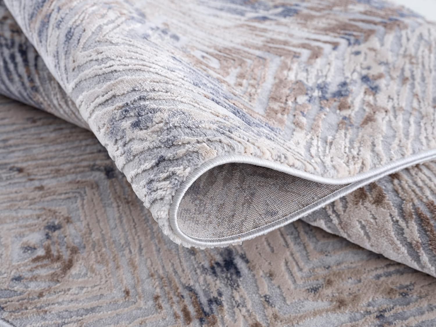 Textured area rug with geometric pattern