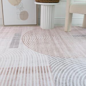 Modern geometric rug with abstract design